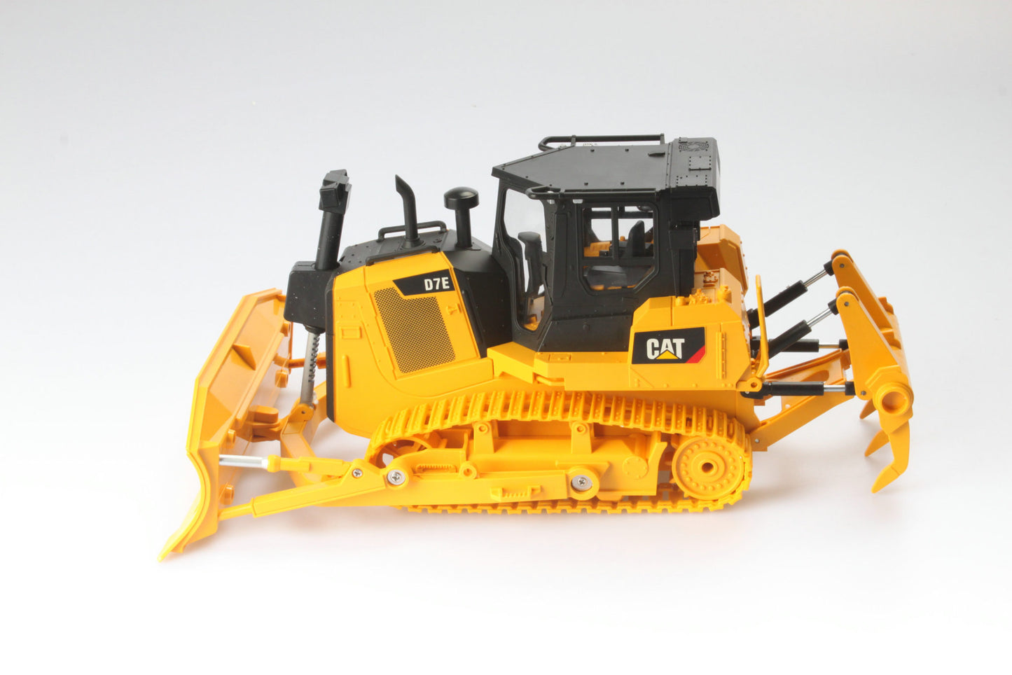 CAT Remote Controlled D7E Track-Type Tractor 1:24