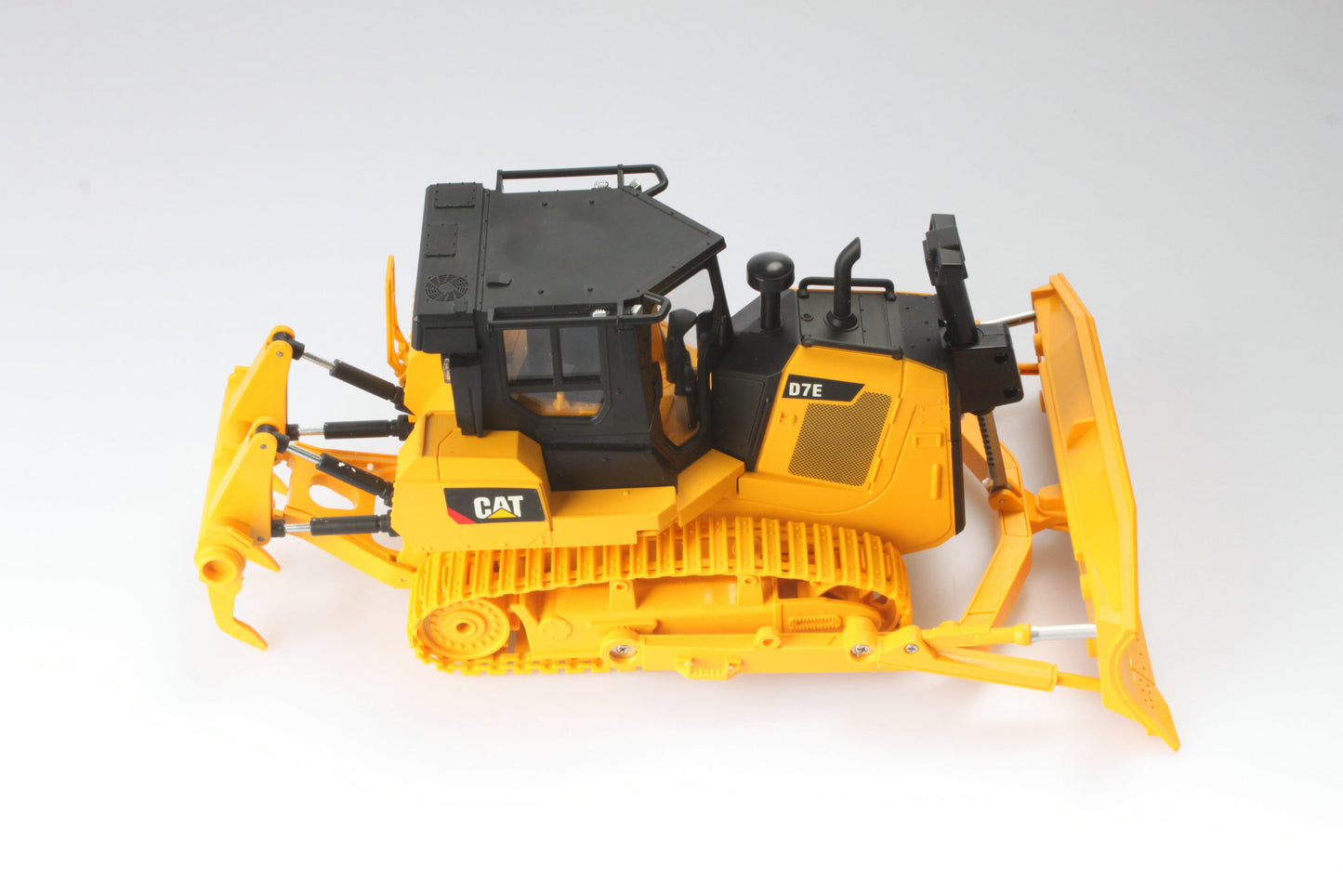 CAT Remote Controlled D7E Track-Type Tractor 1:24