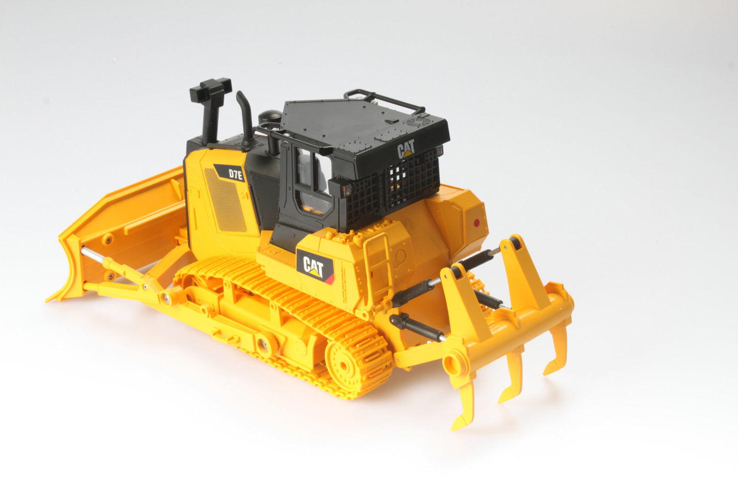 CAT Remote Controlled D7E Track-Type Tractor 1:24