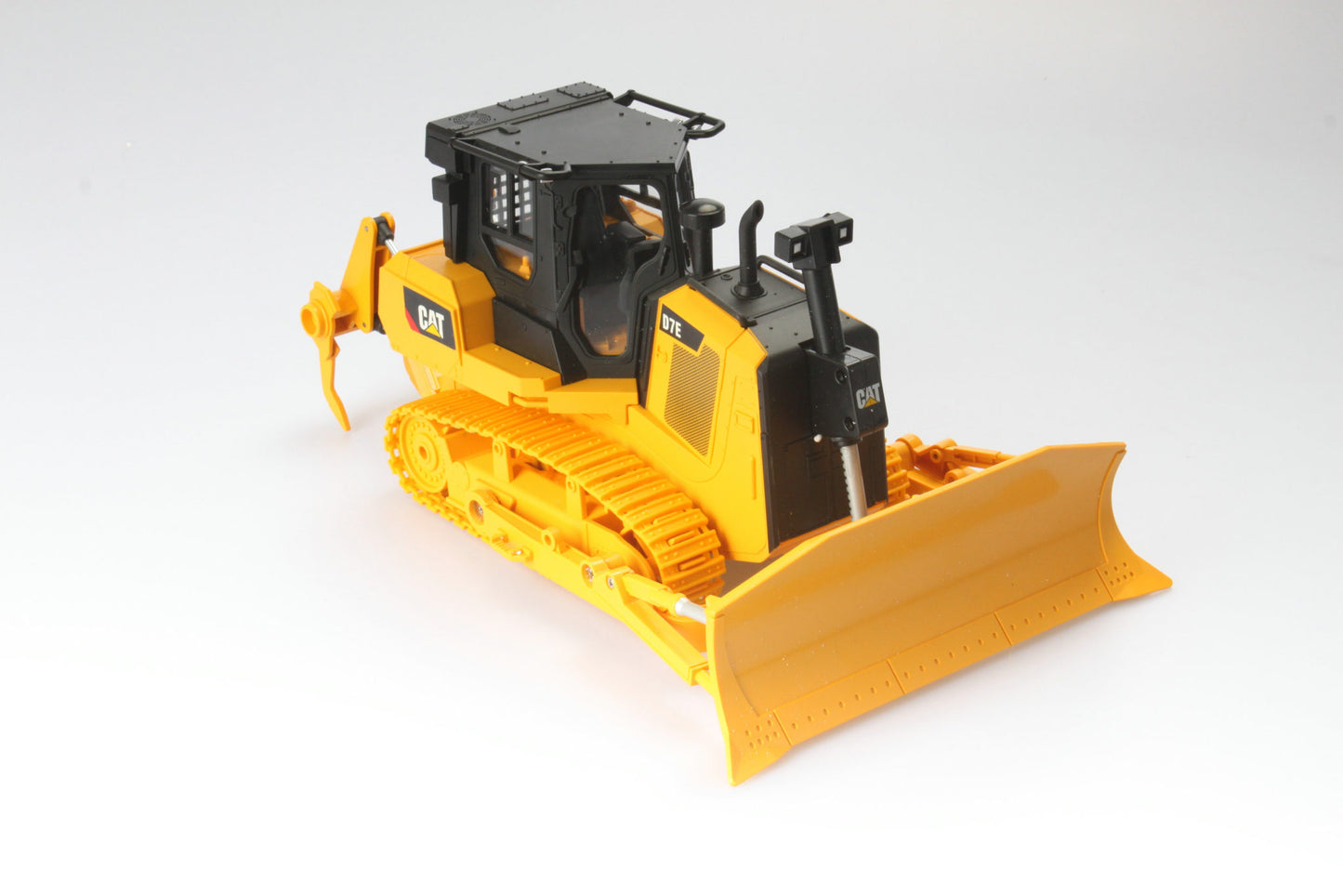 CAT Remote Controlled D7E Track-Type Tractor 1:24