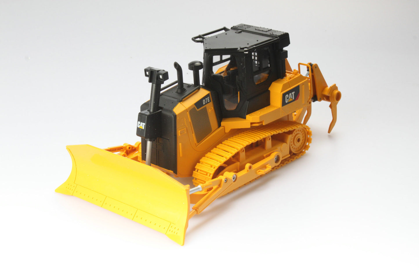 CAT Remote Controlled D7E Track-Type Tractor 1:24