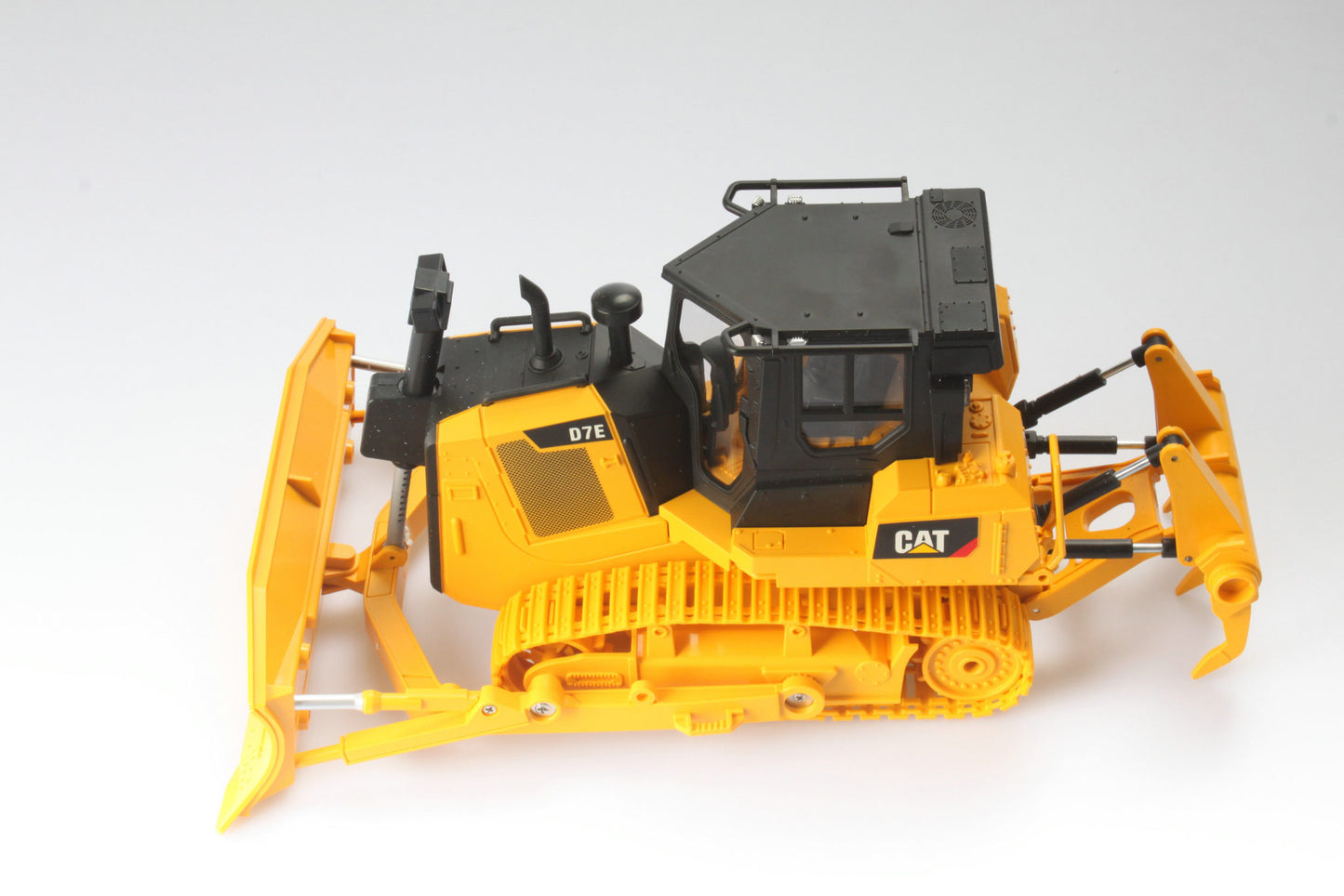 CAT Remote Controlled D7E Track-Type Tractor 1:24