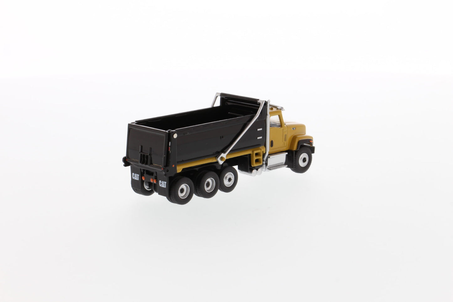 Cat CT681 Dump Truck 1:87 - view 7