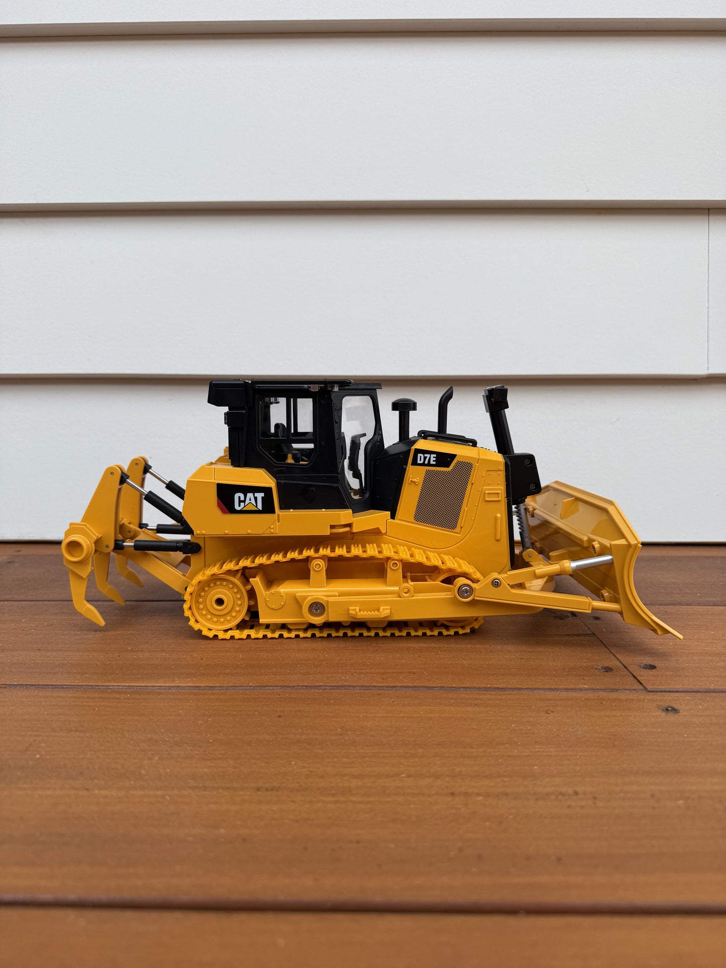 CAT Remote Controlled D7E Track-Type Tractor 1:24