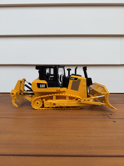 CAT Remote Controlled D7E Track-Type Tractor 1:24