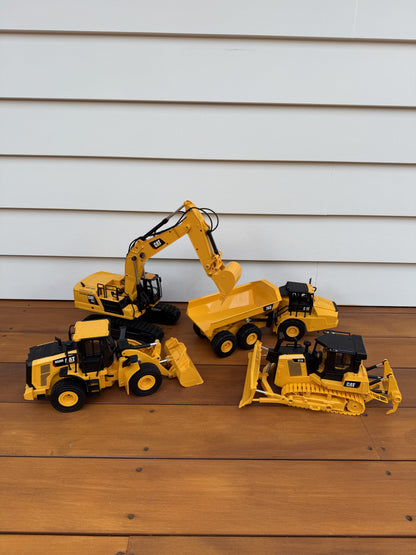 CAT Remote Controlled D7E Track-Type Tractor 1:24